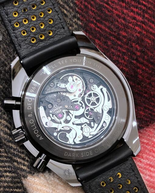 The craftsmanship of movement can be seen from the transparent caseback.
