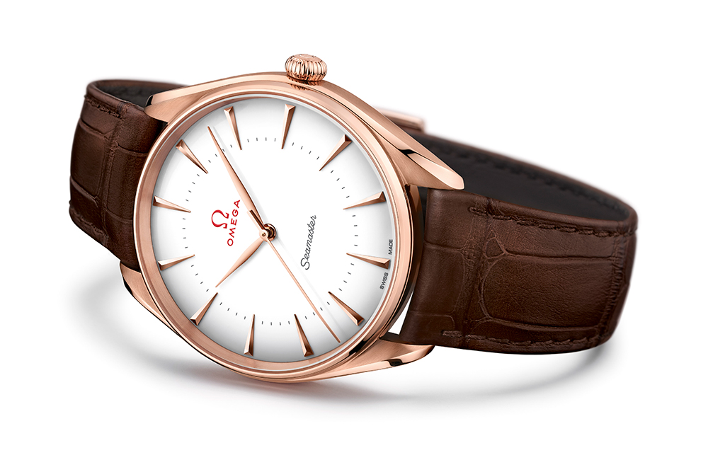 The brown leather strap fitted on the Sedna® gold case exudes a distinctive look of retro style.