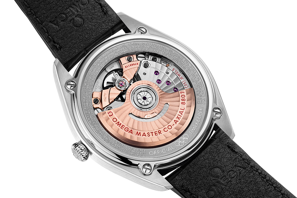 The precise movement could be appreciated through the transparent caseback.