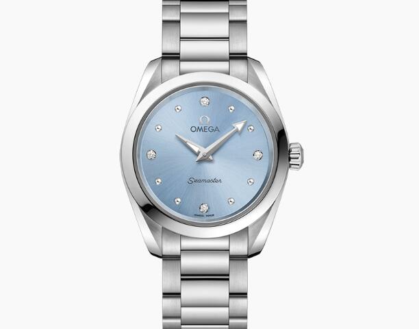 The ice blue dial of the female watch looks romantic and deep, attracting the women wearers.