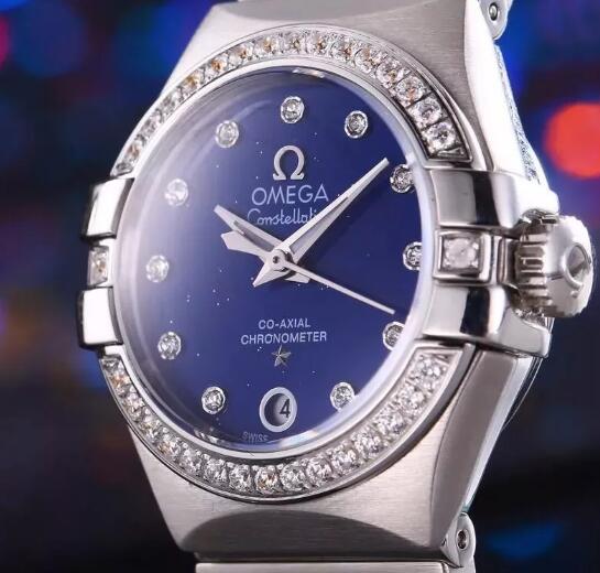 The small and exquisite Omega enhances the glamour of ladies.