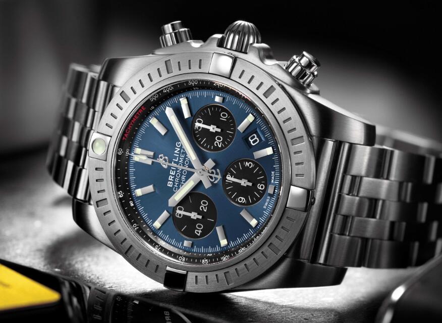 Thanks to the satin polished finish, the Breitling presents the contemporary nobility.