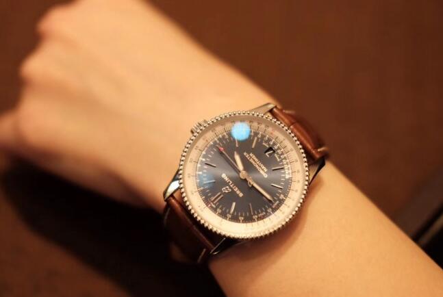 The brown leather strap adds the vintage style to the model.