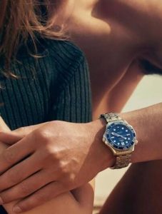 Best-selling replication watches maintain the fashion with blue color.