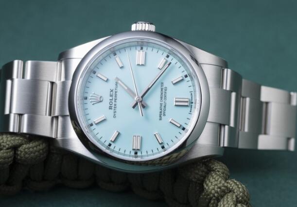 The special turquoise dial of fake Rolex presents special taste.