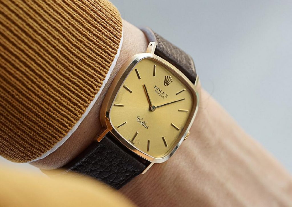 Low-price replica watches are vintage for the gold luster.